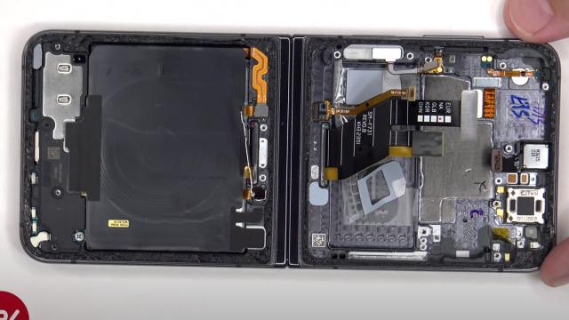 <b>Samsung Galaxy Z Flip5 e mult mai uşor de reparat decât predecesorul; Iată disecţia sa (Video)</b>Acum că Samsung Galaxy Z Flip 5 şi Galaxy Z Fold 5 sunt disponibile pe piaţă, e liber la testarea lor amănunţită. Aceasta include şi o disecţie, precum cea pe care tocmai a primit-o Z Flip 5. Cu această ocazie aflăm şi cât de uşor de reparat 