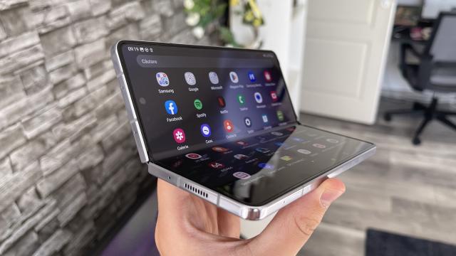 <b>Samsung Galaxy Z Fold5: OneUI 5.1.1 este la posturi și aduce îmbunătățiri pe partea de multitasking</b>Samsung Galaxy Z Fold5 a venit preinstalat cu OneUI 5.1.1, release care include la pachet o serie de noi funcționalități gândite pentru pliabile. Este bazat pe Android 13 și diferențele nu sunt majore dacă le comparăm cu release-ul de anul trecut 