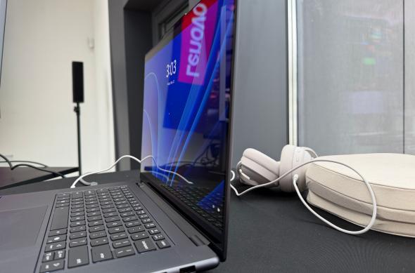 Lenovo Yoga Pro 9i Aura Edition - Fotografii: YOGA (10).jpg