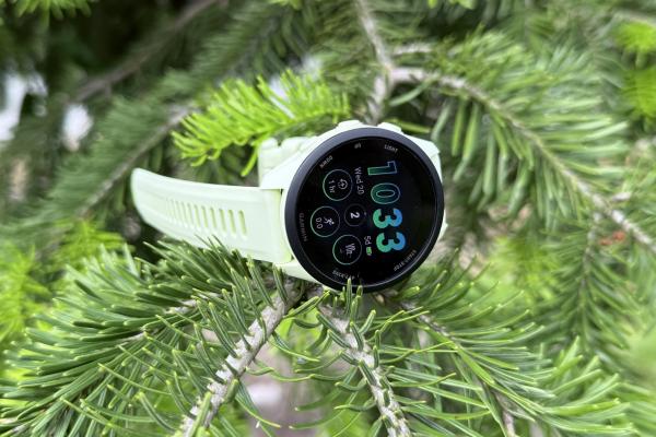 Prezentare Garmin Forerunner 70: Cel mai accesibil smartwatch din portofoliul companiei are acum ecran AMOLED și funcții premium pentru pasionații de alergare