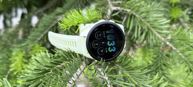 Prezentare Garmin Forerunner 70: Cel mai accesibil smartwatch din portofoliul companiei are acum ecran AMOLED și funcții premium pentru pasionații de alergare