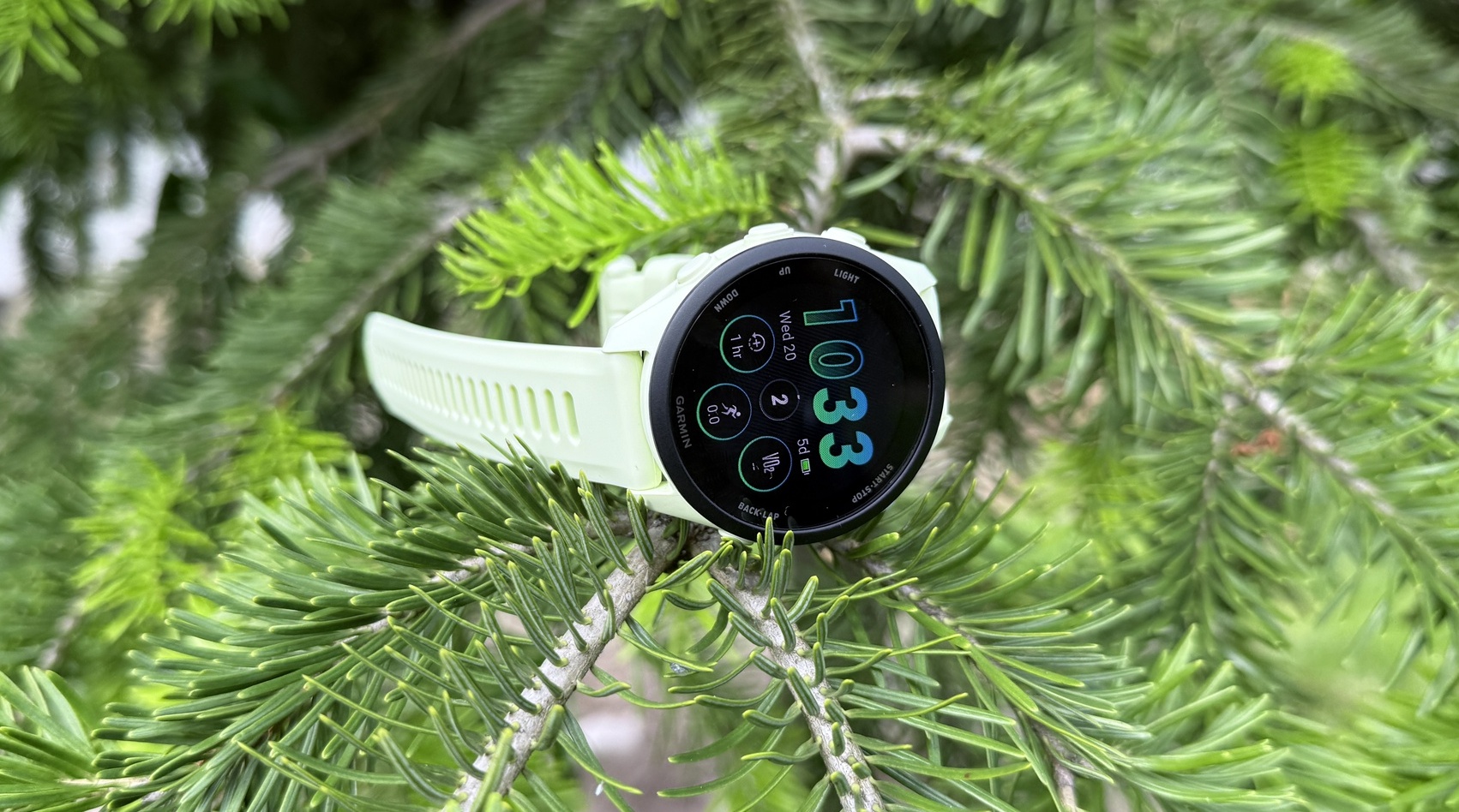 Prezentare Garmin Forerunner 70: Cel mai accesibil smartwatch din portofoliul companiei are acum ecran AMOLED și funcții premium pentru pasionații de alergare