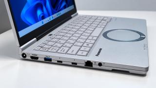 Panasonic încă face laptopuri: Let’s Note SC7, cu touchpad rotund, a rezistat aproape 23 de ore într-un test de autonomie