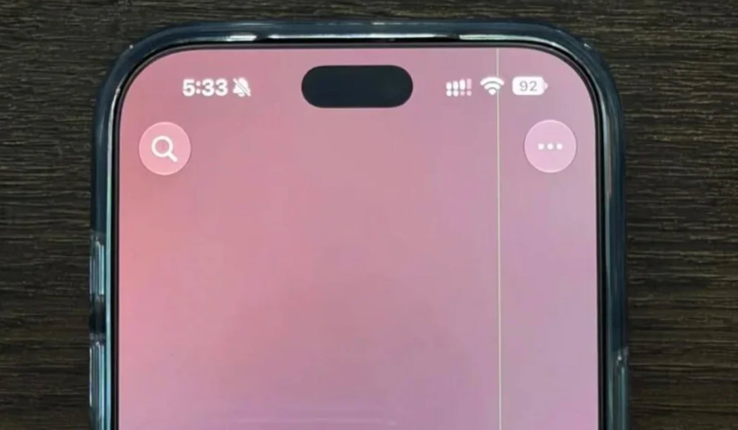 Apar primele reclamații despre linii verzi și roz pe iPhone 18 Pro