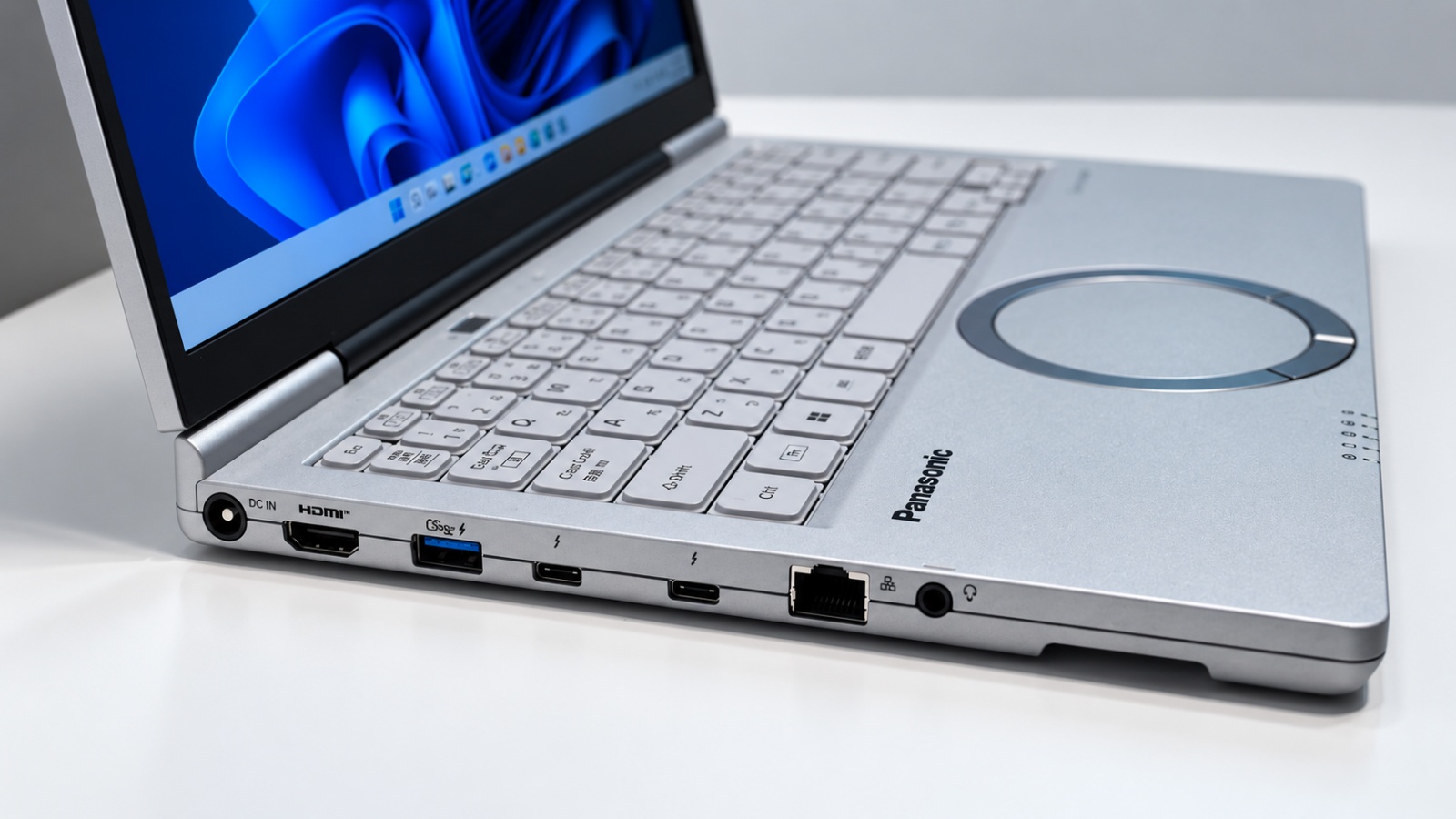 Panasonic încă face laptopuri: Let’s Note SC7, cu touchpad rotund, a rezistat aproape 23 de ore într-un test de autonomie