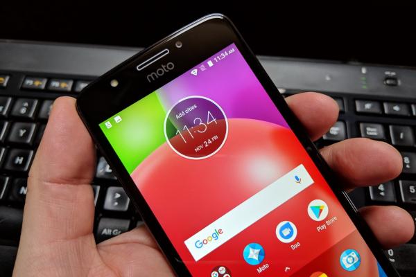 Motorola Moto E4: Display acceptabil, la luminozitate şi culori