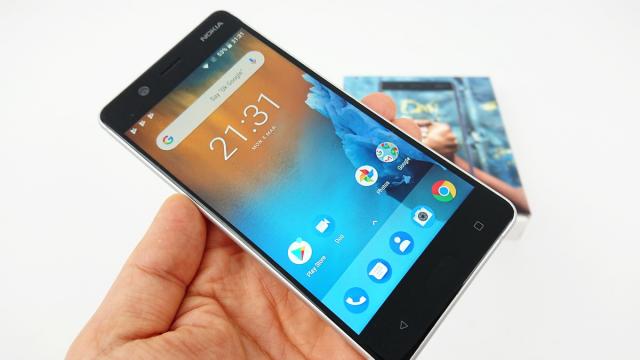 <b>Nokia 5 Unboxing: micul midranger din 2017 care arată mai bine decât Nokia 6 (Video)</b>Dacă tot am testat Nokia 3, Nokia 8 şi Nokia 6 am zis să întregim peisajul telefoanelor HMD Global din 2017 cu Nokia 5. Acesta a sosit în teste recent şi primeşte un unboxing mai jos, reuşind în mod surprinzător să fie mai arătos decât Nokia 6 chiar.