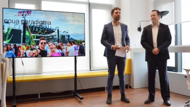 <b>Orange anunță viteze 4G+ de până la 500 Mbps în 95 orașe din România și realizează o demonstrație 5G împreună cu Nokia</b>În această dimineață operatorul Orange România a desfășurat un eveniment de presă în România, mai precis în cadrul Impact Hub din București acolo unde am aflat detalii despre evoluția rețelei și câteva informații despre planurile de viitor