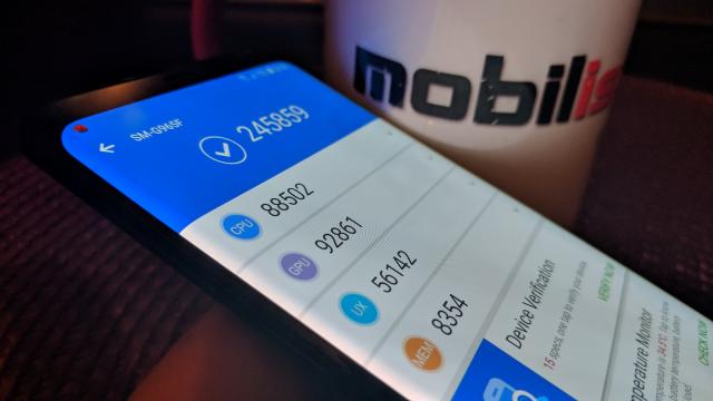 <b>Samsung Galaxy S9+: Benchmark-uri zmeieşti în universul Android, nu mușcă însă din măr</b>Samsung se poate lăuda că e prima companie care are în magazine şi acasă la nişte clienţi fericiţi deja telefoane cu procesor Snapdragon 845 sau cu Exynos 9810. Aceasta premieră înseamnă şi că telefoanele sale S9 vor avea un avantaj faţă de adversari..