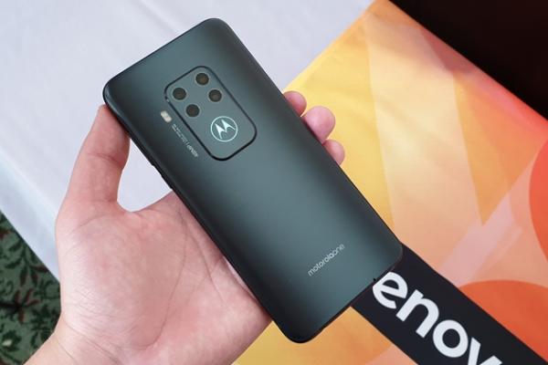 IFA 2019: Motorola One Zoom Hands-on - Primul telefon quad-camera Moto cu zoom optic 3x și logo iluminat