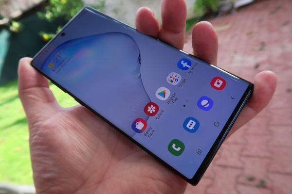Samsung Galaxy Note 10+: Design de studiat pentru ergonomie şi comoditate