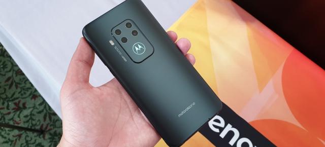 IFA 2019: Motorola One Zoom Hands-on - Primul telefon quad-camera Moto cu zoom optic 3x și logo iluminat