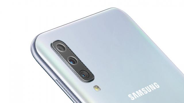 <b>[UPDATE: Avem și fotografii ale cutiei] Samsung Galaxy A90 5G apare într-o primă randare; Decupaj picătură în ecran și CPU Snapdragon 855</b>Printre cele mai așteptate smartphone-uri din seria Galaxy A îl avem și pe Galaxy A90 5G, un device care în ciuda numeroaselor leak-uri ajunse online încă nu a debutat oficial. Nu știam nici cum se va prezenta la capitolul design