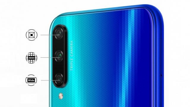 <b>Honor Play 3 este telefonul de sub 600 de lei cu cameră de 48 de megapixeli, model Minecraft pe spate</b>Xiaomi Redmi Note 7 are în sfârșit un rival pe măsură, sub forma proaspăt anunțatului Honor Play 3. Terminalul costă sub 600 de lei și propune o cameră de 48 de megapixeli în spate. 