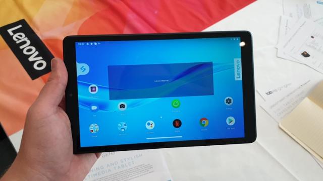 <b>IFA 2019: Lenovo Tab M8 Hands-on - tabletă de 8 inch cu 4G LTE și preț accesibil</b>Printre numeroasele laptop-uri aduse la IFA 2019, Lenovo a prezentat și câteva tablete noi, un exemplu fiind Lenovo Tab M8. Dacă vă amintiți, acest dispozitiv era anunțat chiar la final de lună august după cum vă informam 