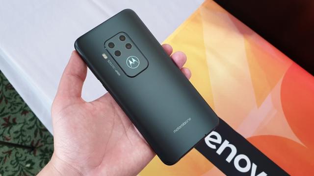 <b>IFA 2019: Motorola One Zoom Hands-on - Primul telefon quad-camera Moto cu zoom optic 3x și logo iluminat</b>Vedeta evenimentului Lenovo din această seară dacă ne raportăm strict la telefoane a fost clar Motorola One Zoom, primul smartphone quad-camera din portofoliul Moto. Am avut ocazia să întorc device-ul pe toate părțile și veți afla 