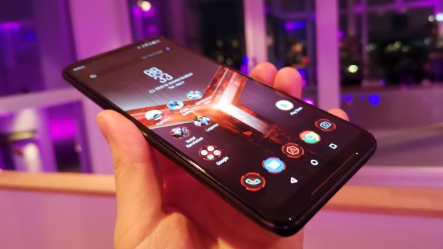 <b>IFA 2019: ASUS ROG Phone II Ultimate Edition a fost anunţat la Berlin, cu 1 TB stocare, extra viteza de conexiune; Am aflat și cât costă</b>Ştiam că ASUS va face o mega prezentare de ROG Phone II la IFA 2019, dar nu mă aşteptam să văd încă o versiune a sa acolo. Cu această ocazie am aflat că telefonul va veni în 2 variante: cea de bază, de 899 euro şi cea ASUS ROG Phone II Ultimate Edition..