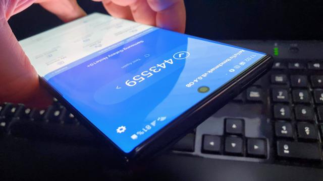<b>Samsung Galaxy Note 10+: Benchmark-uri de top 5 şi top 3, excelent la gaming</b>Samsung Galaxy Note 10+ este unul dintre puţinele modele Note care au trecut la un procesor uşor adus la zi faţă de generaţia Galaxy S din acelaşi an. Aici avem un CPU Exynos 9825, faţă de Exynos 9820 de pe Galaxy S10. Pe varianta din SUA şi China rămâne 