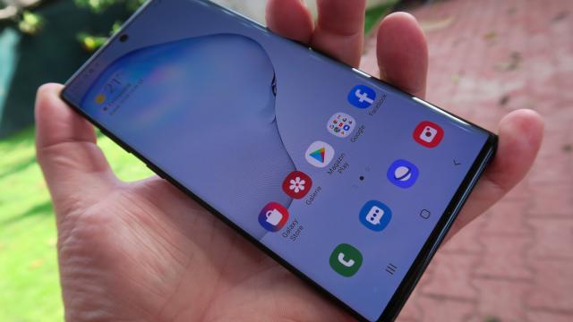 <b>Samsung Galaxy Note 10+: Design de studiat pentru ergonomie şi comoditate</b>Nu o să mă ascund, Samsung Galaxy Note 8 şi Note 9 mi s-au părut mari pentru mâna mea. Ţin minte că pe Note 8 îl mânuiam înainte de o plecare la Roma şi că totuşi era destul de îngust încât să mă descurc cu el, dar tot cam lung. Iată-ne la Note 10+..