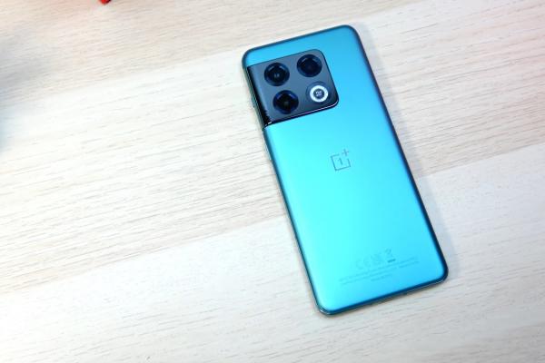 OnePlus 10 Pro: Design iconic deja şi premium, camera acoperită cu ceramică e uşor de recunoscut