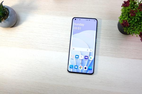 OnePlus 10 Pro: Display imersiv, axat pe calibrarea culorii şi predicţia preferinţelor tale