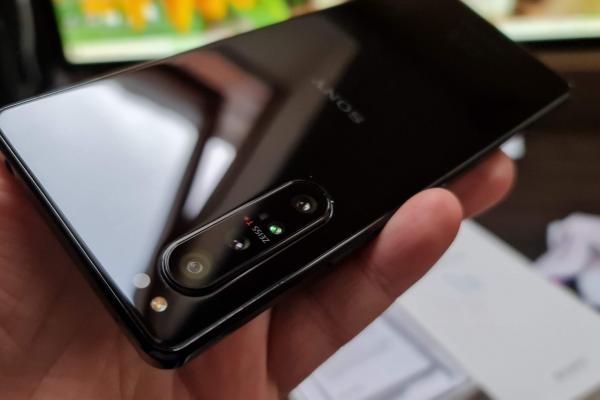 Sony Xperia 1 II: Design alungit, îngust, alunecos