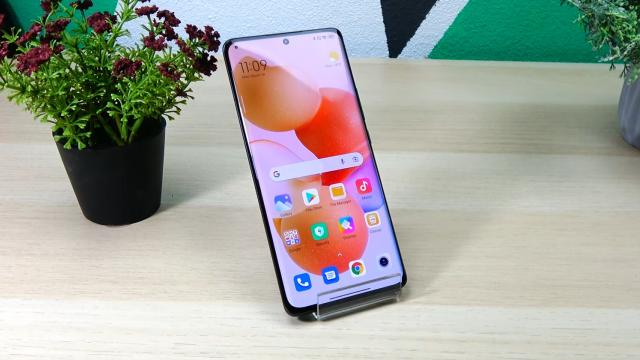 <b>Xiaomi 12 Pro: Display luminos şi prietenos cu gaming-ul, ultra accesorizat cu opţiuni</b>Xiaomi 12 Pro are un ecran de 6.73 inch şi când te apropii de periculos de mult de 6.8 inch ai un telefon pe cinste. Ce e clar e că telefonul e mai degrabă lung şi îngust, iar un astfel de ecran e predispus la utilizare în landscape şi vizionare