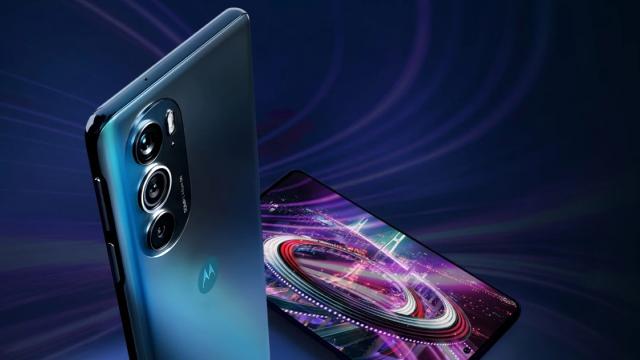 <b>Motorola Edge 30 are câteva specificații dezvăluite înainte de debut; Display mai mic față de predecesor, schimbări la nivel de cameră</b>Motorola s-a grăbit anul trecut spre a lansa primul telefon cu procesor Snapdragon 8 Gen 1 la interior. Compania a și reușit, sosind pe piață Motorola Edge 30 Pro, deși a ajuns mai târziu în Europa. Acum, ni se pregătesc și alte modele sub această serie