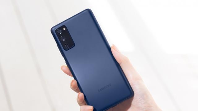 <b>Samsung lansează Galaxy S20 FE (2022), o nouă variantă a popularului model lansat în 2020; Cât costă?</b>În mod destul de bizar, pare-că Samsung a luat hotărârea de a lansat o nouă iterație a modelului Galaxy S20 FE, lansat pentru prima dată în 2022 în variante 4G și 5G. Dacă ar fi fost 1 aprilie, probabil am fi crezut că e o glumă, dar nu e cazul