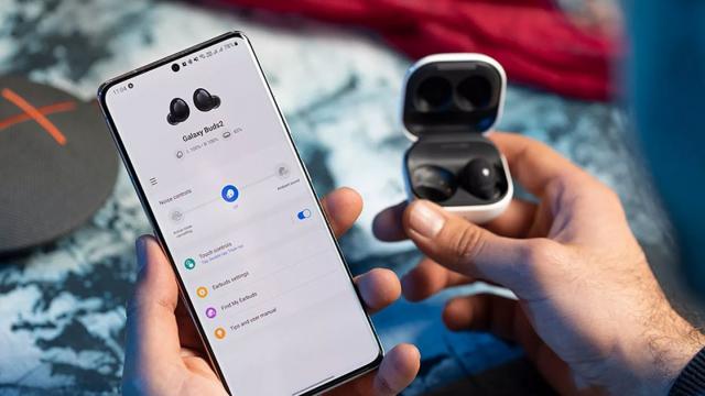 <b>Samsung aduce 360 Audio pe căștile Galaxy Buds 2 și Buds Live printr-o nouă actualizare; Funcție similară cu Spatial Audio de la Apple</b>În 2021 Samsung anunța o nouă funcție, inaugurată odată cu lansarea căștilor wireless Galaxy Buds Pro. E vorba despre Spatial Audio, alternativa companiei sud-coreene pentru Spatial Audio de la Apple. Ei bine, funcția sosește acum și pe modelele mai