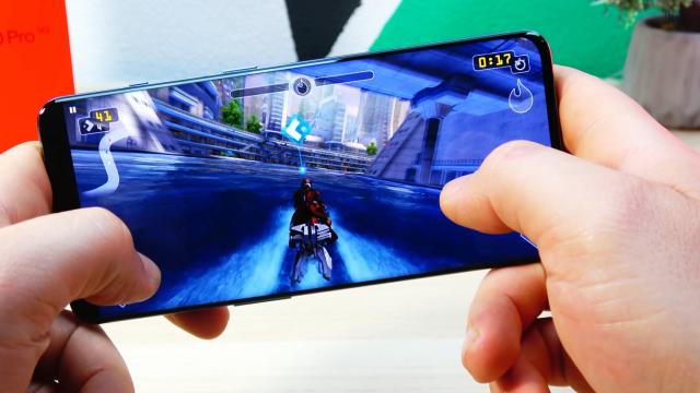 <b>OnePlus 10 Pro: Benchmark-uri şi gaming ajutate de o răcire superioară, Snapdragon 8 Gen 1</b>OnePlus 10 Pro are un procesor Qualcomm Snapdragon 8 Gen 1 de 4 nm, un CPU octa core produsul în fabricile Samsung. Are GPU Adreno 730 şi este însoţit de 8 sau 12 GB RAM LPDDR5 şi 128 sau 256 GB stocare UFS 3.1. OnePlus a integrat aici un sistem de răcire