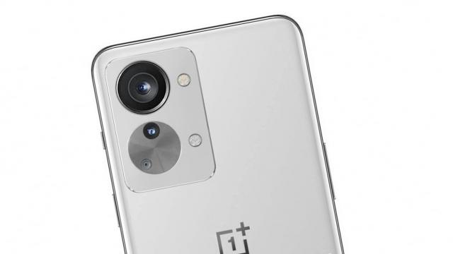 <b>OnePlus Nord 2T are o cameră bizară în cele mai noi imagini apărute online; Avem şi specificaţii</b>OnePlus Nord 2T tocmai a scăpat din nou pe web, de această dată cu imagini proaspete, ce dezvăluie un design atipic al modulului camerei. Telefonul este aşteptat ca un upgrade pentru OnePlus Nord 2, un fel de Nord 3 dacă vreţi. Hai să vedem 