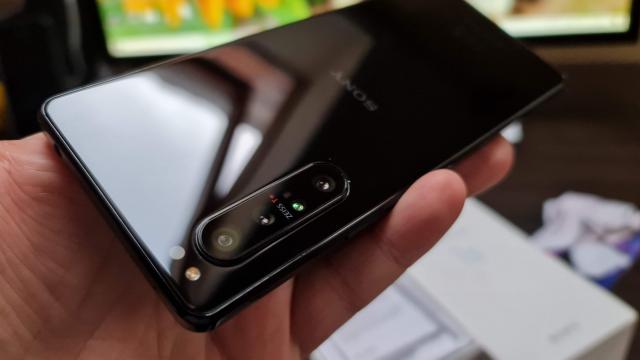 <b>Sony Xperia 1 II: Design alungit, îngust, alunecos</b>Sony nu prea a plecat urechea spre feedback şi spre ceea ce zic utilizatorii. A tot stat cu designul Omnibalance ani întregi, cu telefoane angulare şi cu muchii groase. E drept că a experimentat cu telefoane transparente şi cu terminale de gaming că..