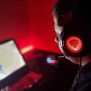 Prezentare Genesis Radon 610 - Căștile de gaming de buget care m-au ajutat să-mi cresc rank-ul în PUBG, cu sunet 7.1, confortabile și rezistente