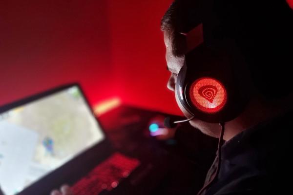Prezentare Genesis Radon 610 - Căștile de gaming de buget care m-au ajutat să-mi cresc rank-ul în PUBG, cu sunet 7.1, confortabile și rezistente
