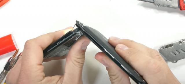 OnePlus 10 Pro pocneşte în două la testul de rezistenţă al lui JerryRigEverything