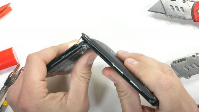 <b>OnePlus 10 Pro pocneşte în două la testul de rezistenţă al lui JerryRigEverything</b>OnePlus 10 Pro a fost prezentat în ianuarie în China, vine cu ColorOS la bord acolo şi este unul dintre puţinele telefoane cu procesor Snapdragon 8 Gen 1 de pe piaţă. Încă îi aşteptăm sosirea în Europa şi până atunci YouTuberul 