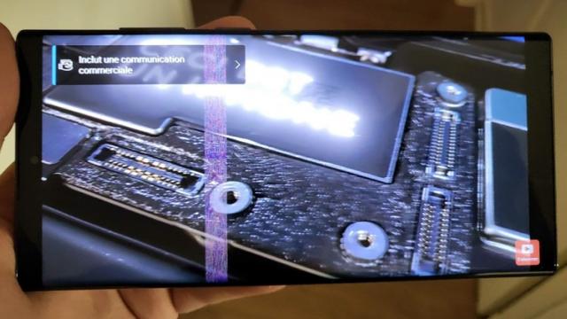 <b>Unele unităţi Samsung Galaxy S22 Ultra au probleme cu ecranul: o dungă pixelată mov pe display</b>Samsung Galaxy S22 Ultra a părut a nu îi impresiona prea mult pe francezii de la DxOMark la capitolul cameră, iar azi aflăm că unele unităţi ale telefonului ar avea probleme cu ecranul. Posesori ai acestor telefoane, în versiunea Exynos 