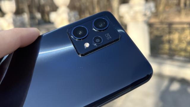 <b>realme 9 PRO+: Camera ne arată că 50 MP e noul 108 MP sau chiar mai bine de atât!</b>realme 9 PRO+ pare a păstra camera frontală de 16 MP a lui Realme 8 Pro, dar cu deschidere mai bună, F/2.4 faţă de F/2.5. Filmează în Full HD la 30 FPS. Trecând la camera din spate vedem deja clasică migraţie spre senzorii mai răsăriţi de 50 de MP