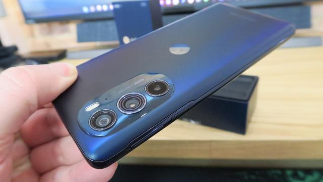 <b>Motorola Edge 30 Pro Unboxing: Primul telefon cu procesor Snapdragon 8 Gen 1 e aici, la o sumă surprinzător de bună</b>Motorola a prezentat azi flagshipul începutului de an 2022, Motorola Edge 30 Pro. Este primul telefon cu procesor Qualcomm Snapdragon 8 Gen 1 pe care îl testăm şi mai aduce două premiere: primul telefon cu cameră selfie de 60 MP, dar 