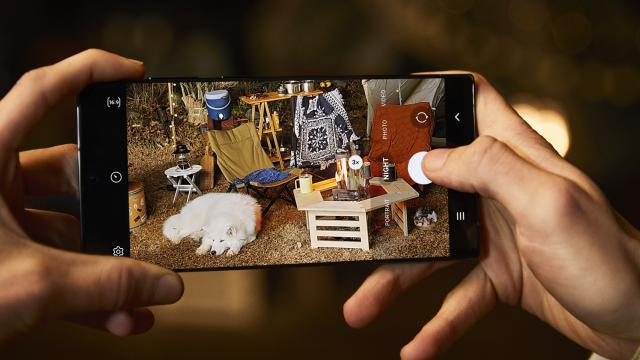 <b>Samsung Galaxy S22, S22+ și S22 Ultra primesc o primă actualizare software; Sunt rezolvate peste 60 de probleme de securitate</b>Samsung lansa pe 9 februarie noua sa serie de flagship-uri - Galaxy S22. La câteva săptămâni distanță iată că sosește și o primă actualizare software pentru noile terminale. Astfel, dacă ați comandat recent un Galaxy S22, S22+ sau un Galaxy S22 Ultra