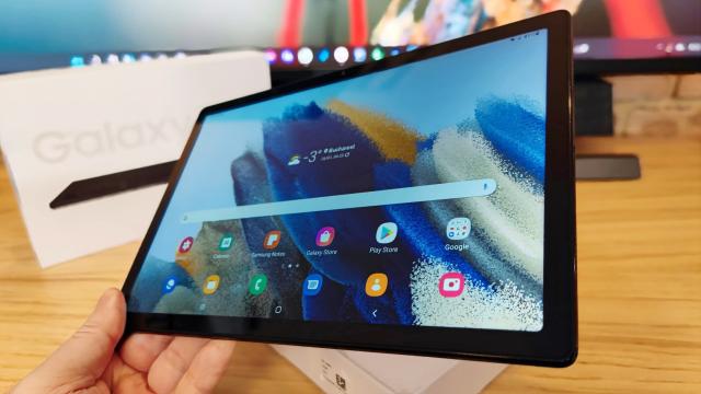 <b>Samsung Galaxy Tab A8 10.5 2021 review detaliat în limba română (Evaluare Mobilissimo)</b>Samsung Galaxy Tab A8 10.5 2021 este prima tabletă pe care o testăm în 2022 şi este un terminal de buget, pentru munca şi şcoala de acasă. Versiunea Wi-Fi costa în jur de 1100 de lei, iar cea 4G costă 1399 lei. Noi o avem pe cea 4G, în cazul în care