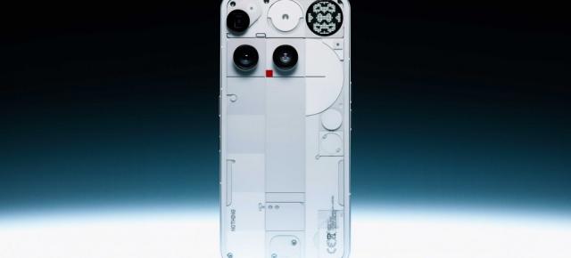 Nothing a lansat oficial Phone (3), un model cu design asimetric, ecran Glyph Matrix și camere de 50 MP