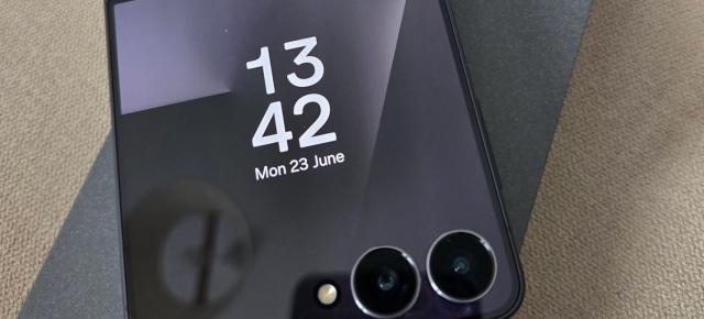 [UPDATE: eMAG chiar a livrat la acel preț] - Samsung Galaxy Z Flip7 apare deja în România; a fost livrat din greșeală sau doar pozat într-un depozit?