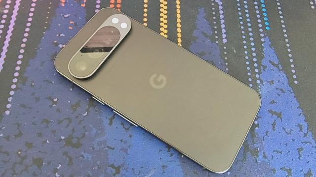 <b>Google Pixel 10 Pro și Pro XL: specificații oficiale confirmate; lansarea are loc pe 28 august</b>Google pregătește lansarea oficială a modelelor Pixel 10 Pro și Pixel 10 Pro XL pe 28 august, iar detaliile tehnice au fost dezvăluite într-un material exclusiv publicat de Android Headlines. Cele două telefoane vin cu îmbunătățiri discrete față de seria 