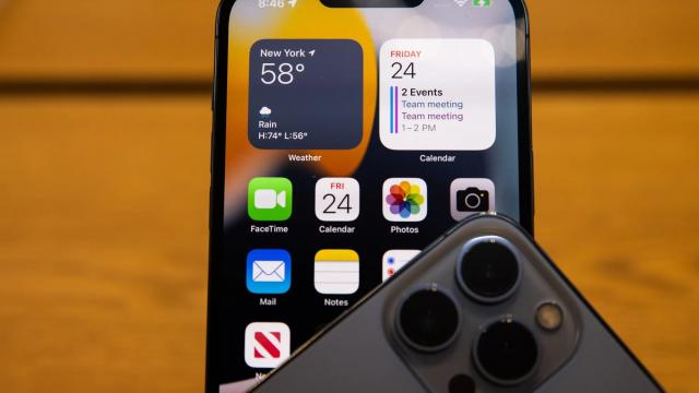 <b>iOS 26 îți îngheață apelul FaceTime dacă te apuci să te dezbraci; funcția pentru copii pare că îi “protejează” și pe adulți</b>În iOS 26, FaceTime a primit o funcție nouă care oprește brusc apelul dacă sistemul detectează că cineva începe să se dezbrace în fața camerei. Concret, video-ul și sunetul se opresc automat, iar pe ecran apare un mesaj care îți oferă două opțiuni