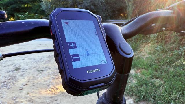 <b>Prezentare Garmin Edge MTB - Ciclocomputer dedicat pasionaților de Mountain Bike, compact, rezistent și performant</b>Garmin e un producător axat pe dispozitive GPS avansate. În ultimii ani am testat o mulțime de smartwatch-uri din portofoliul companiei, dar de aproximativ 2 ani am luat contact și cu ciclocomputerele Edge. De această dată a sosit pe masa de teste