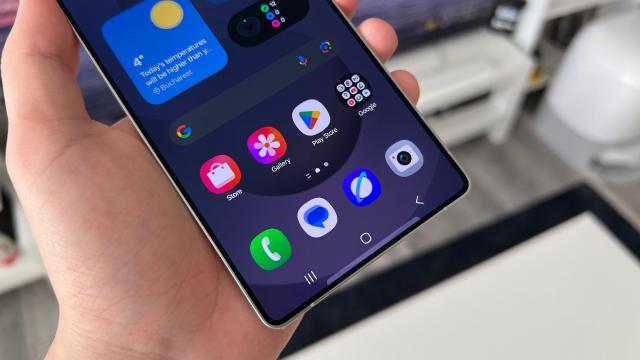 <b>Samsung Galaxy S26 Ultra păstrează bateria de 5.000 mAh, dar vine cu densitate mai mare și posibilă încărcare mai rapidă</b>Samsung nu lansează seria Galaxy S26 mai devreme de ianuarie 2026, dar primele informații neoficiale au început deja să apară. Potrivit GalaxyClub și cunoscutului leaker UniverseIce, viitorul Samsung Galaxy S26 Ultra va păstra bateria de 5.000 mAh de pe