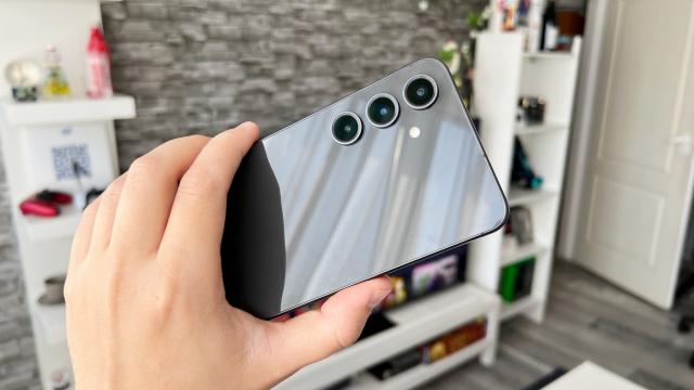 <b>Samsung pare că va livra One UI 8 rapid! Noua interfață software e testată acum pe Galaxy S24 FE</b>O adevărată controversă s-a iscat odată cu debutul One UI 7, interfața sosind târziu pe smartphone-urile companiei sud-coreene. Ei bine, pare că Samsung nu mai riscă, iar dezvoltarea One UI 8, bazat pe Android 16, a început devreme. Deja rulează