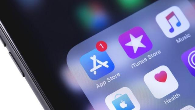 <b>Apple ripostează în fața UE; a contestat în instanță amenda de 500 de milioane de euro primită pentru restricționarea dezvoltatorilor din App Store</b>Apple a făcut apel la Tribunalul General al Uniunii Europene împotriva amenzii de 500 de milioane de euro impusă de Comisia Europeană în primăvară. Firma e acuzată că a limitat dezvoltatorii de aplicații în a le spune utilizatorilor despre opțiuni de..
